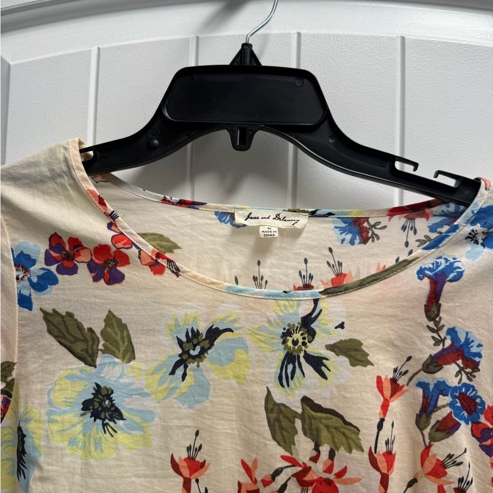 Jane and Delancey floral print bell sleeve top blouse in 100% cotton. Size med - Picture 6 of 9